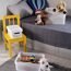 Kinderzimmer mit Spielzeug, Stofftieren und weißen Aufbewahrungsboxen.