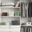Kleiderschrank mit Körben und Kleidung