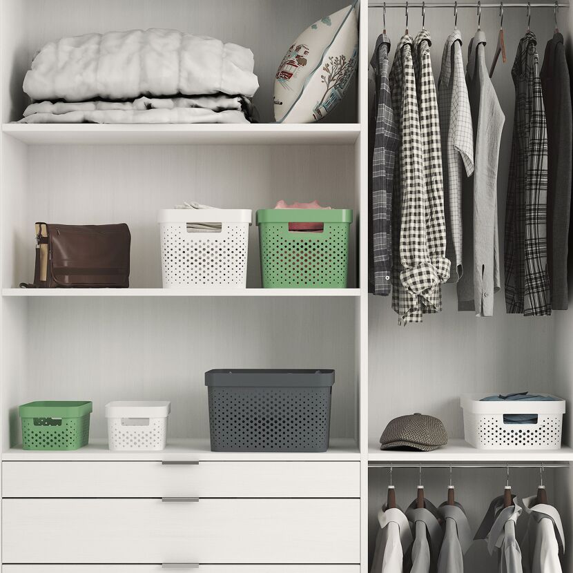 Kleiderschrank mit Körben und Kleidung