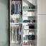 Kleiderschrank mit Kleidung, Schuhen und Handtüchern.