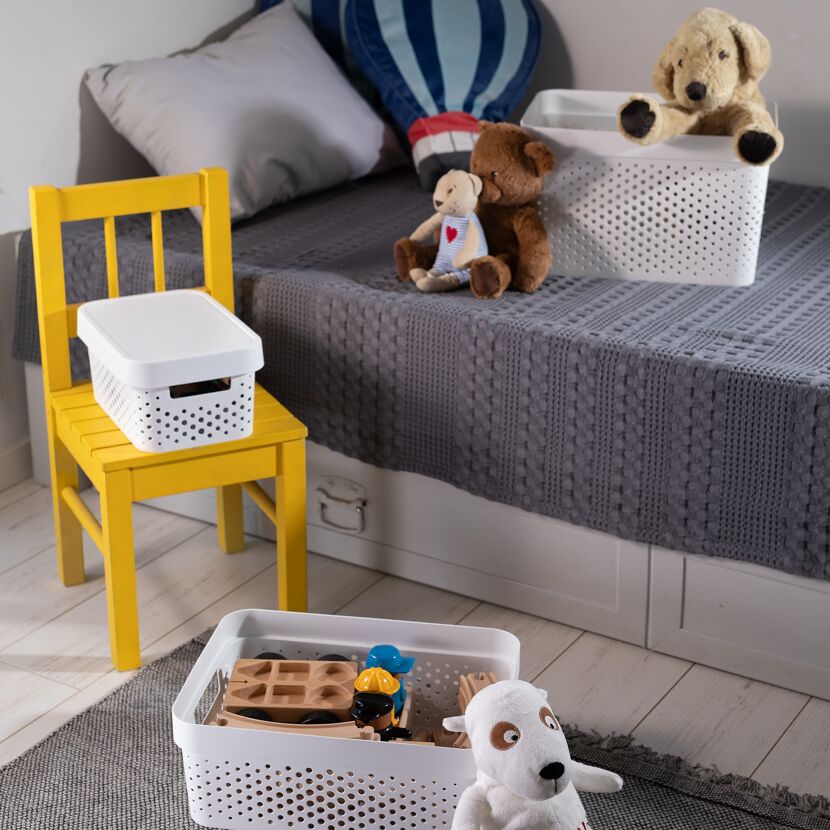 Kinderzimmer mit Spielzeug und weißen Aufbewahrungsboxen