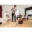 Person wischt mit Vileda Turbo EasyWring Box