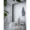 Zwei weiße Wäschekörbe im Badezimmer