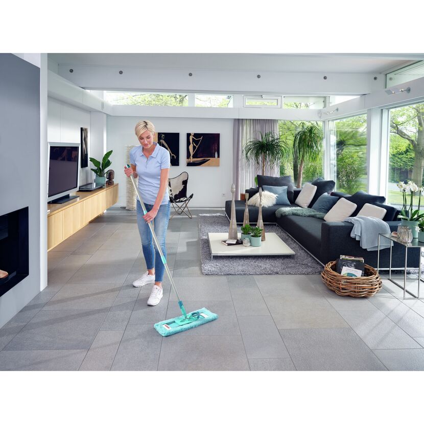 Person wischt mit Leifheit Wischbezug Profi Static Plus