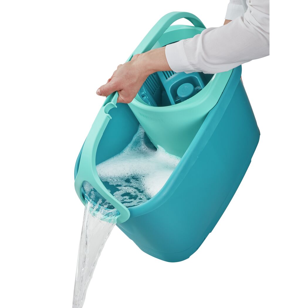 Person kippt schmutziges Wasser aus einem Leifheit Wischeimer aus.