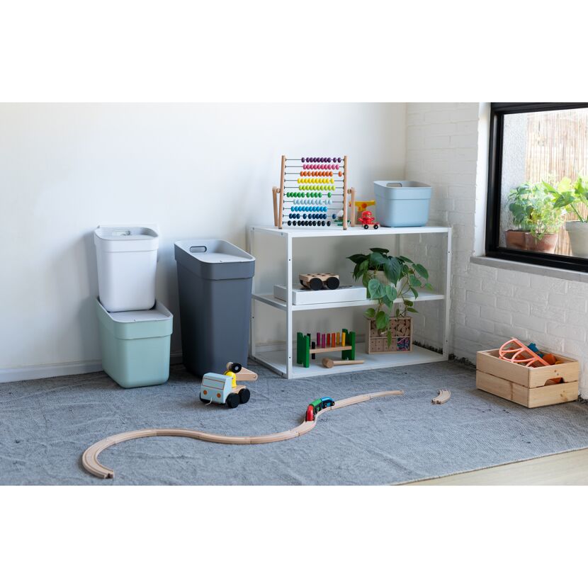 Kinderzimmer mit Spielzeugregal und Spielzeug