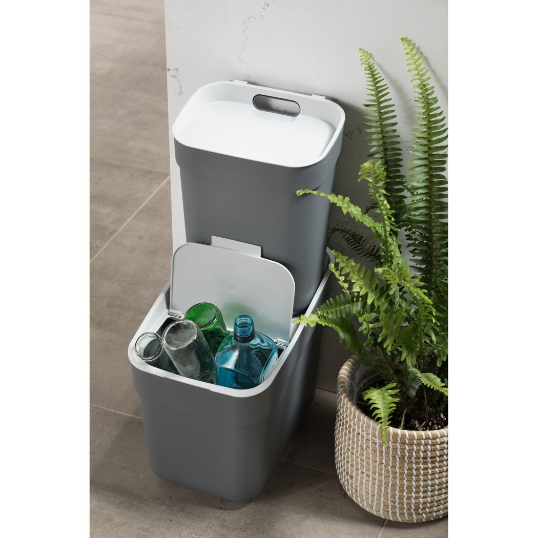 Mülltrennsystem mit Glasflaschen und -behältern
