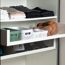 Ordentlich gefaltete Kleidung, Boxhandschuh und Baseballkappen in einem Schrank