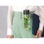 Person hält eine Trinkflasche und eine Tasche