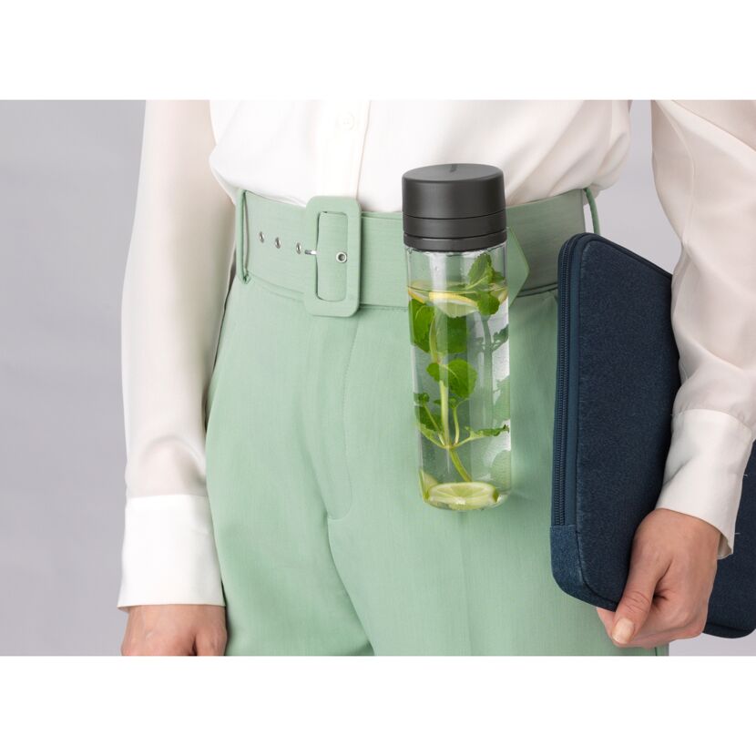 Person hält eine Trinkflasche und eine Tasche