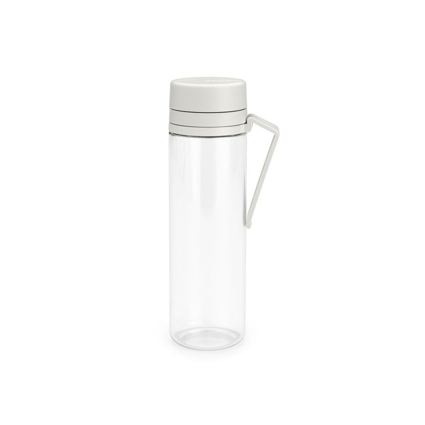 Eine durchsichtige Trinkflasche mit hellgrauem Deckel und Tragegriff.