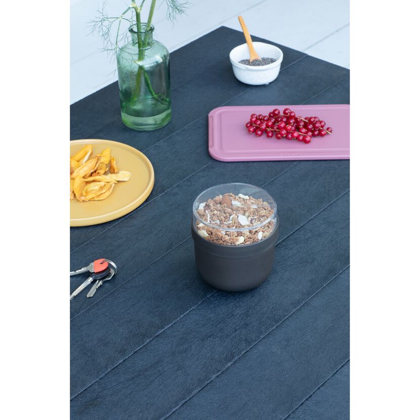 Frühstücksschale mit Müsli auf einem Tisch