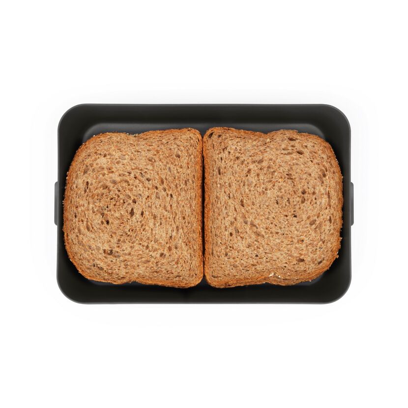 Zwei Scheiben Vollkornbrot in einer Brotdose.