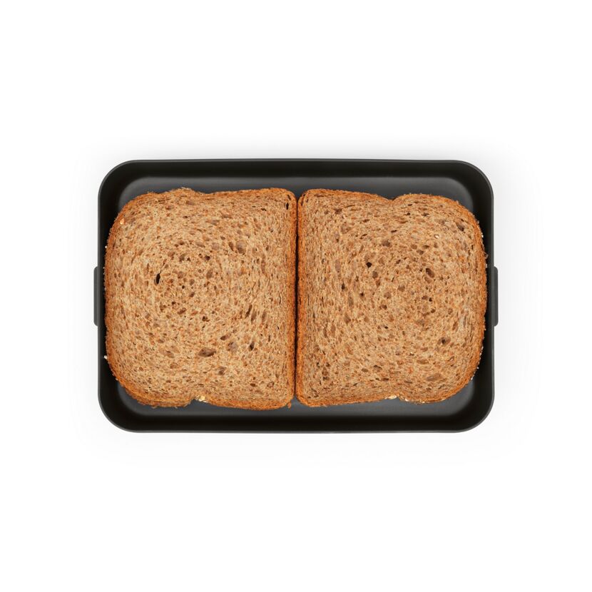 Zwei Scheiben Vollkornbrot in einer Brotdose