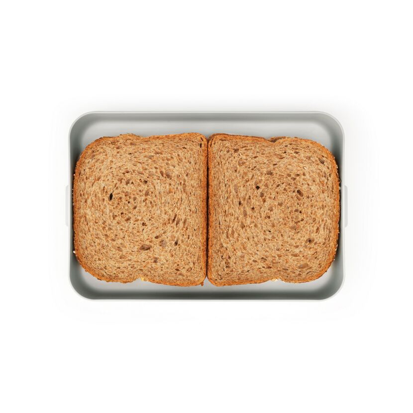 Zwei Scheiben Vollkornbrot in einer hellgrauen Lunchbox