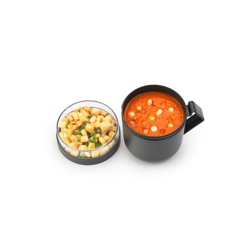 Tomatensuppe mit Croutons in einem Thermobecher