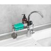 Schwarzer Spülorganizer an Wasserhahn