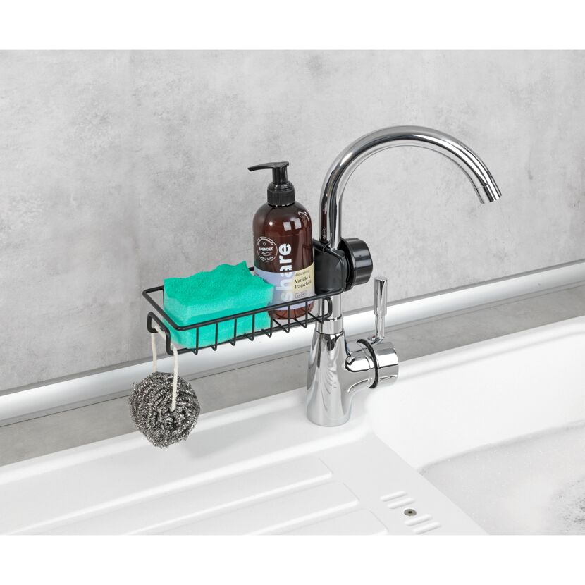Schwarzer Spülorganizer an Wasserhahn