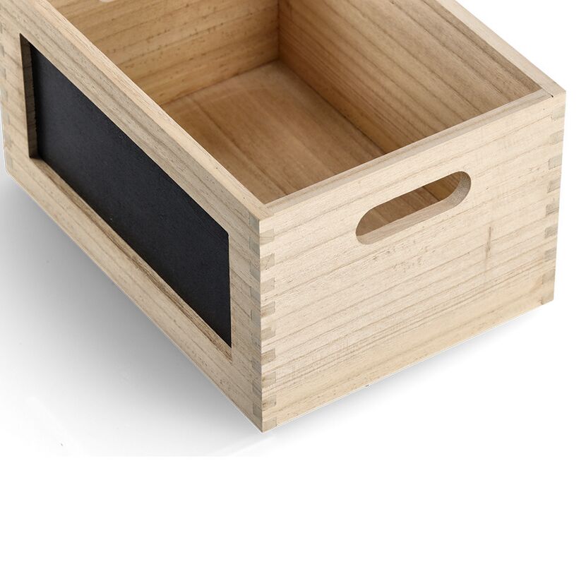 Leere Holzkiste mit Griff und Tafelfläche