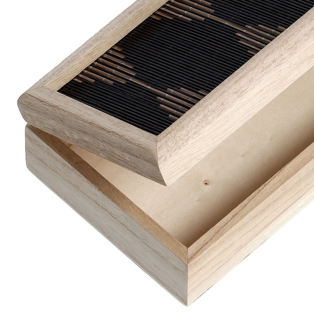 Offene Holzbox mit Bambusdeckel