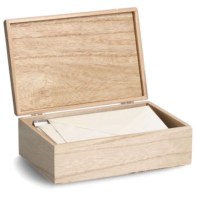Offene Holzbox mit Briefen