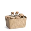 Holzkorb mit Gläsern