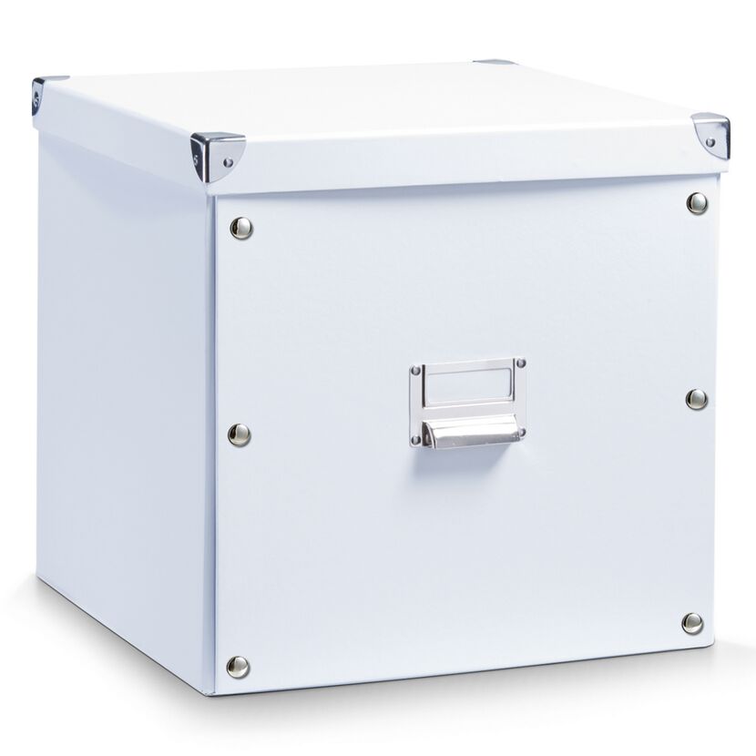 Weiße Aufbewahrungsbox mit Metallbeschlägen
