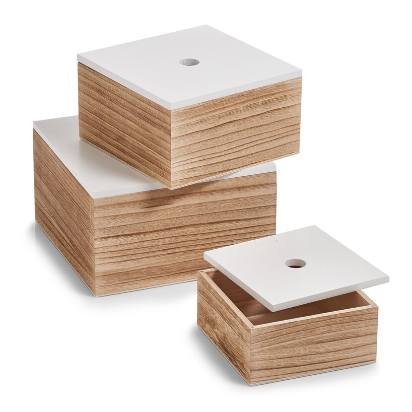 Drei Holzboxen mit weißen Deckeln