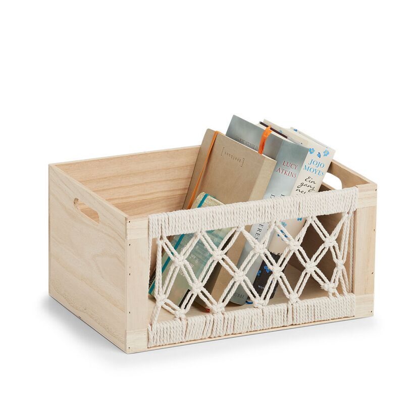 Holzkiste mit Makramee gefüllt mit Büchern