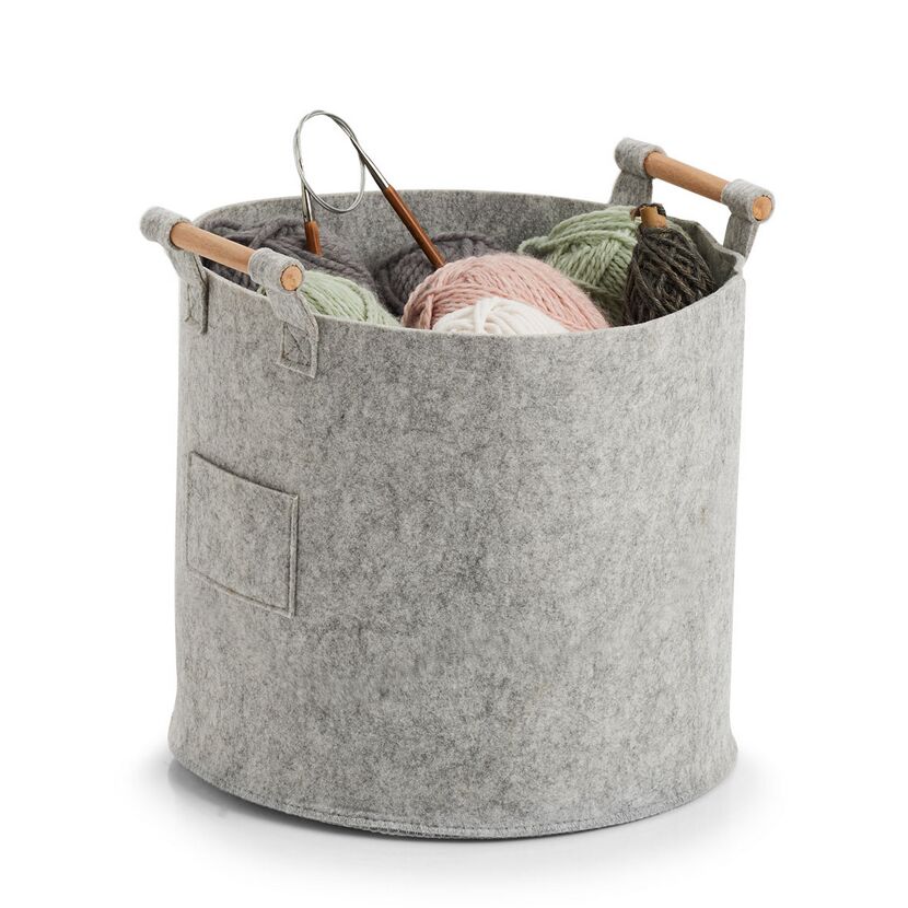 Grauer Filzkorb mit Garn und Häkelnadel