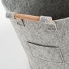 Grauer Filzkorb mit Holzgriff