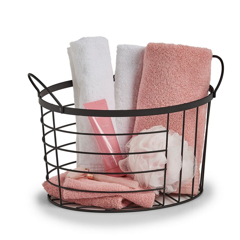 Korb mit Handtüchern und Badutensilien