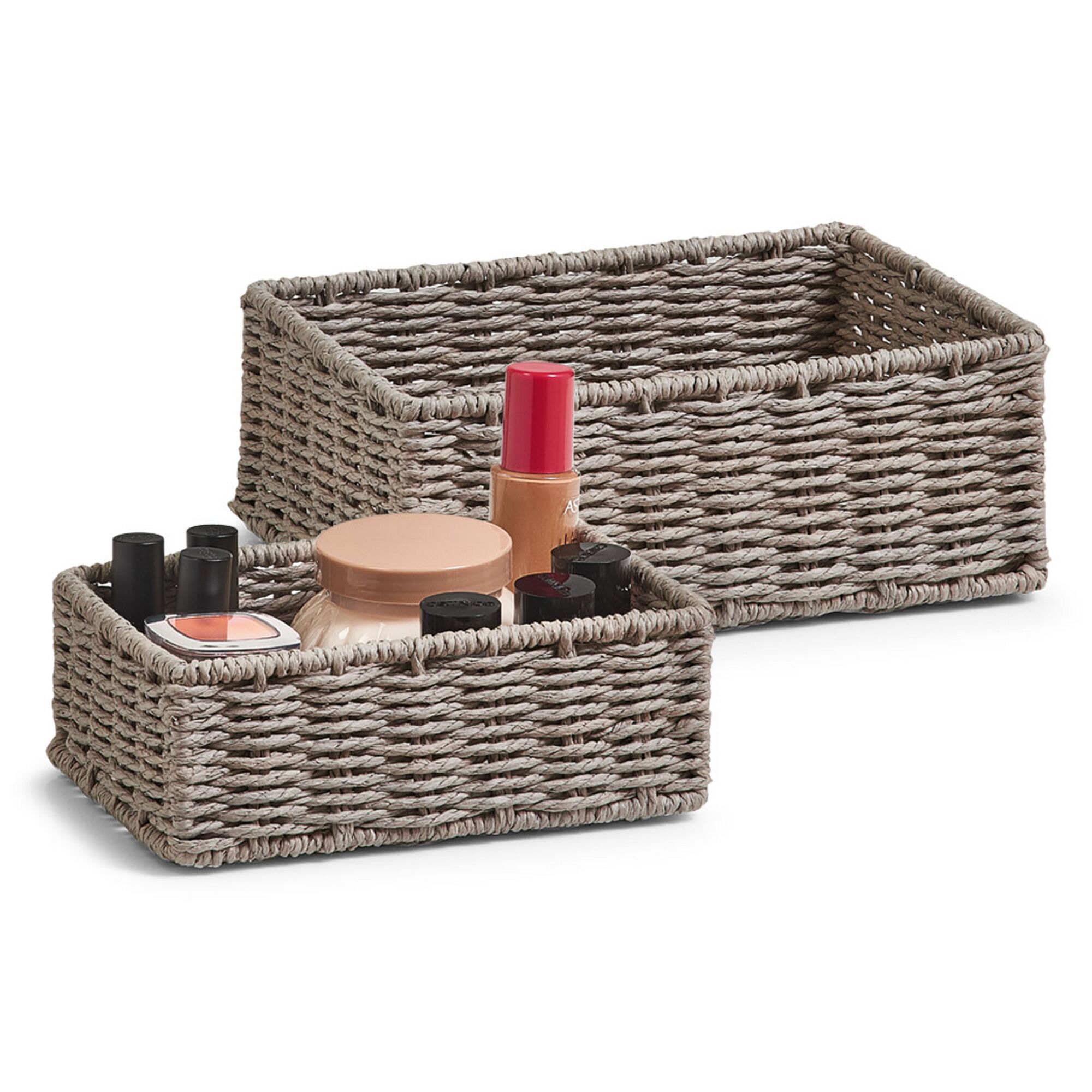 Zwei geflochtene Körbe mit Kosmetikartikeln