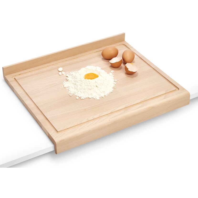 Mehl und Eier auf einem Holzbrett