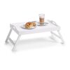 Weißes Betttablett mit Kaffee und Croissant