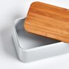 Offener Brotkasten mit Holzdeckel
