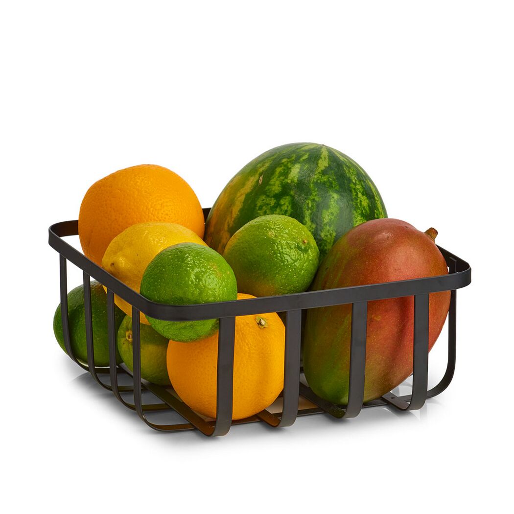 Obstkorb mit Wassermelone, Mango und Zitrusfrüchten