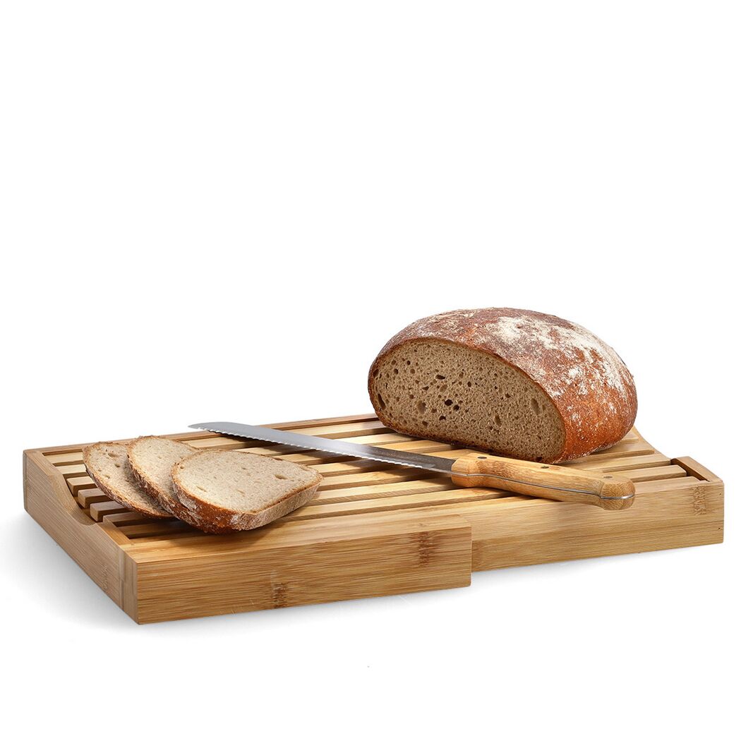Brot und Brotmesser auf Holzbrett