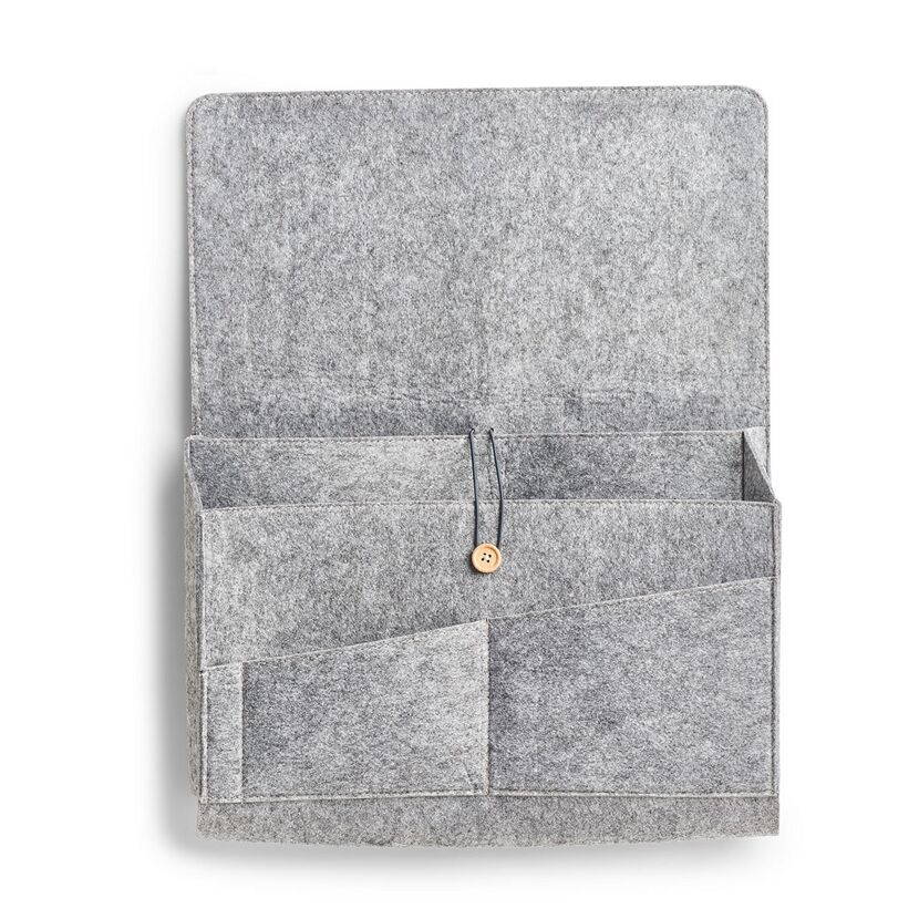 Geöffneter grauer Couch Organizer aus Filz