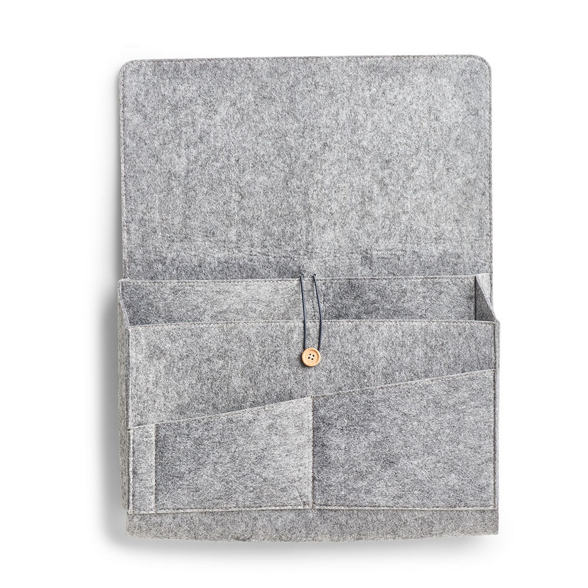 Geöffneter grauer Couch Organizer aus Filz