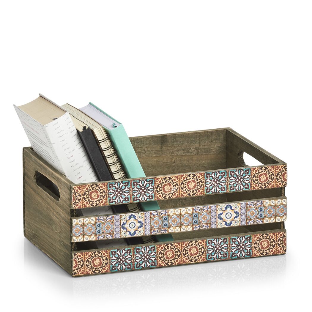Holzkiste mit Fliesenmuster und Büchern