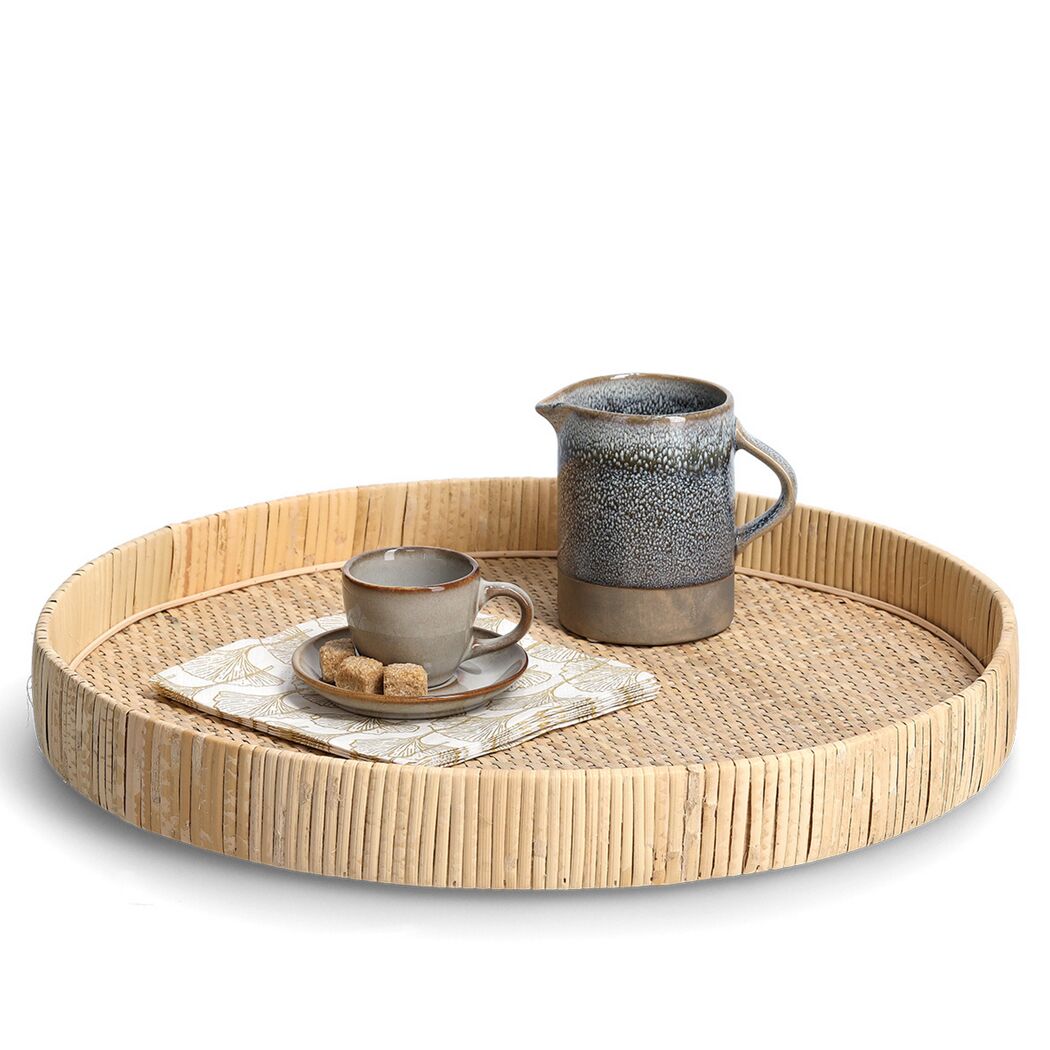 Rundes Tablett aus Bambus mit Tasse und Krug