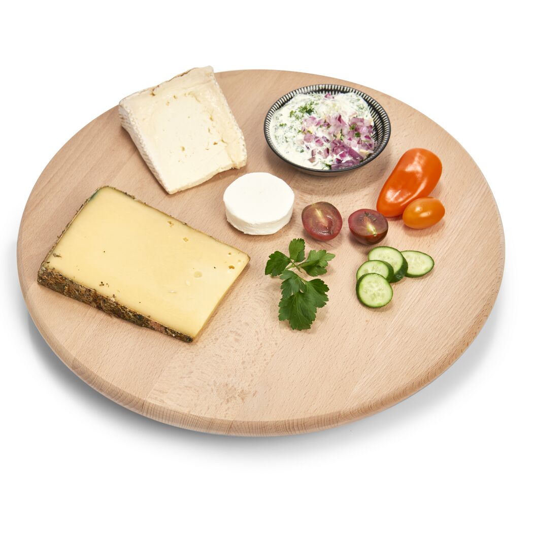 Käseplatte mit Dip und Gemüse