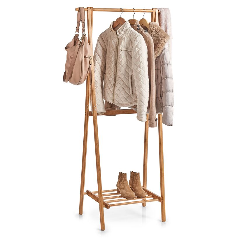 Bambus Garderobe mit Kleidung