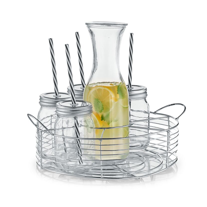 Karaffe und Gläser mit Limonade und Strohhalmen