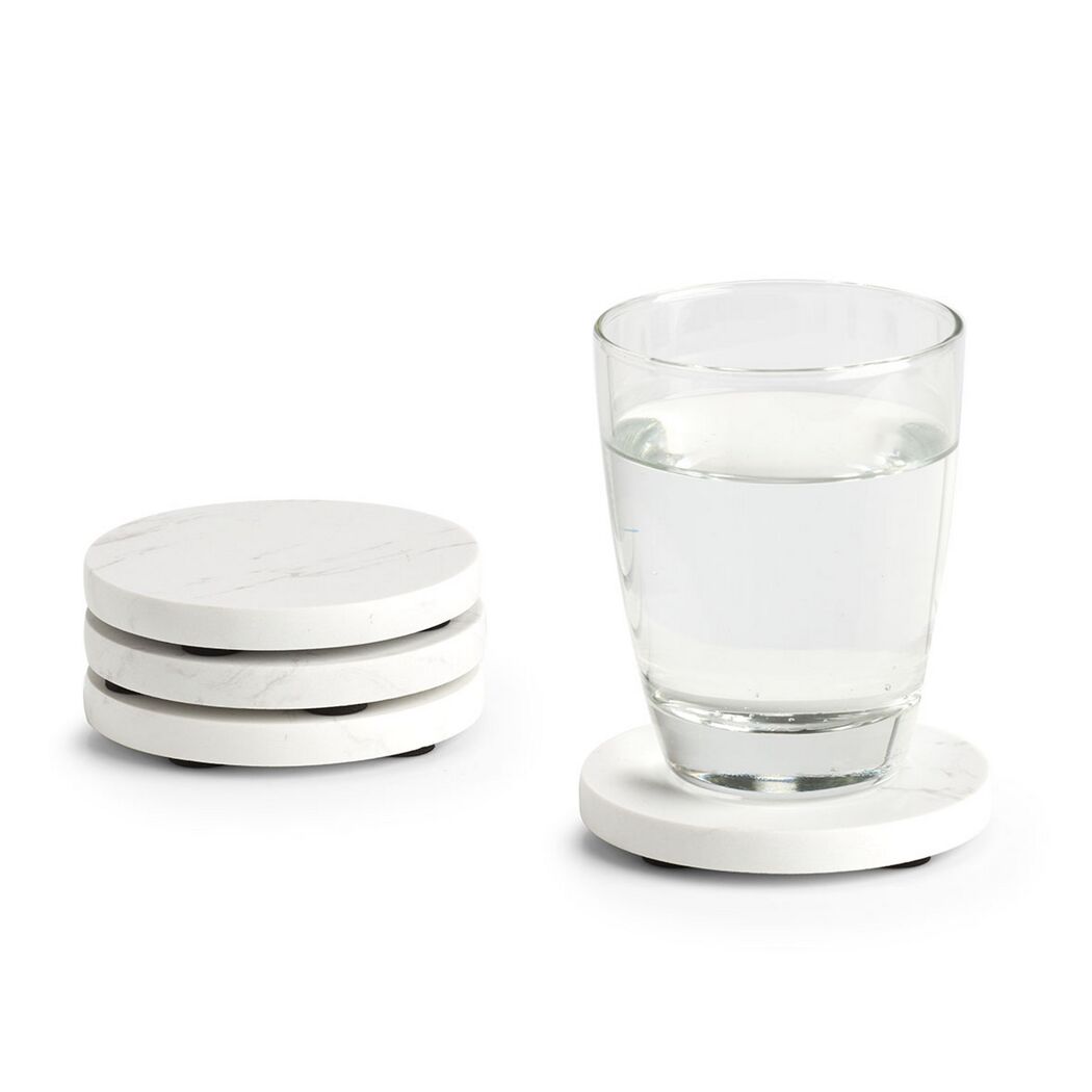 Glas auf einem von vier Marmoruntersetzern