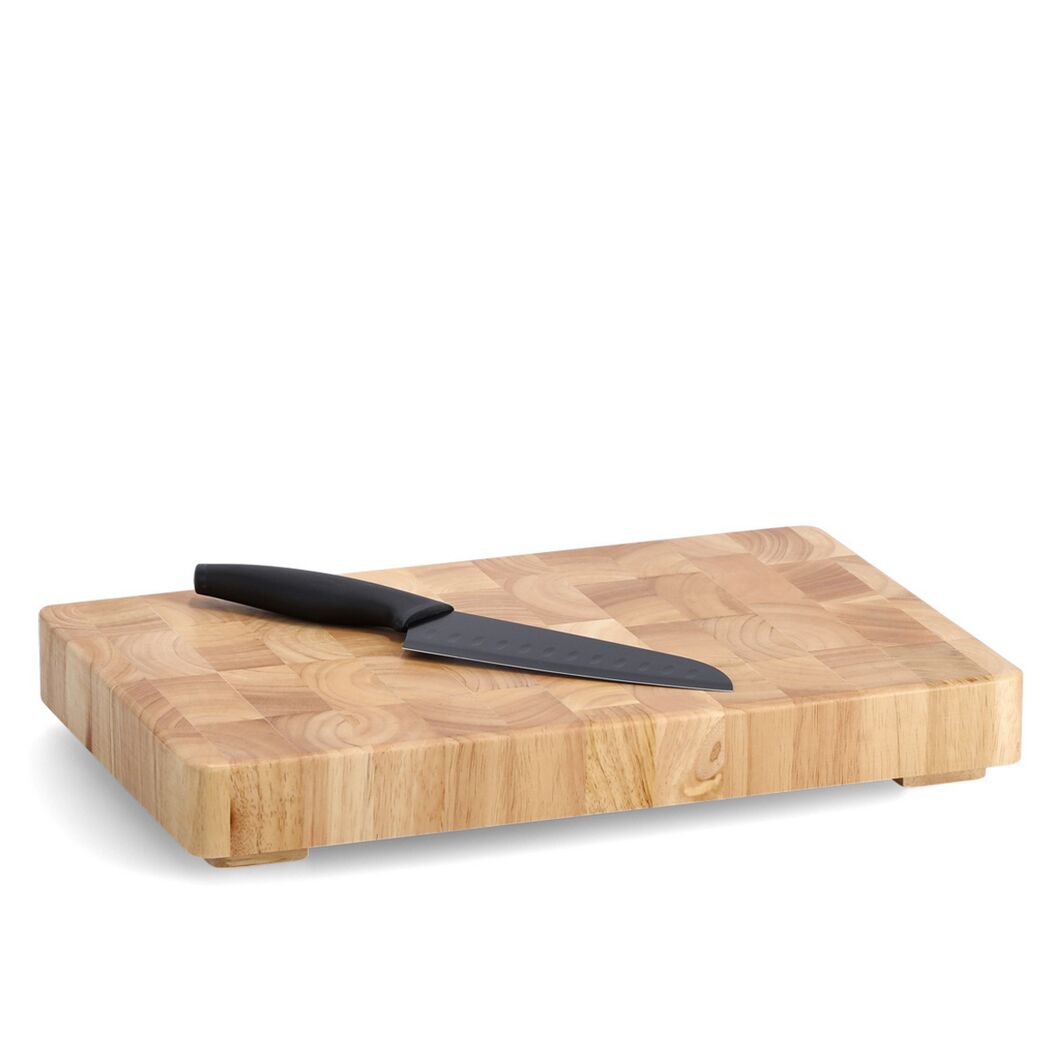 Holzschneidebrett mit Messer