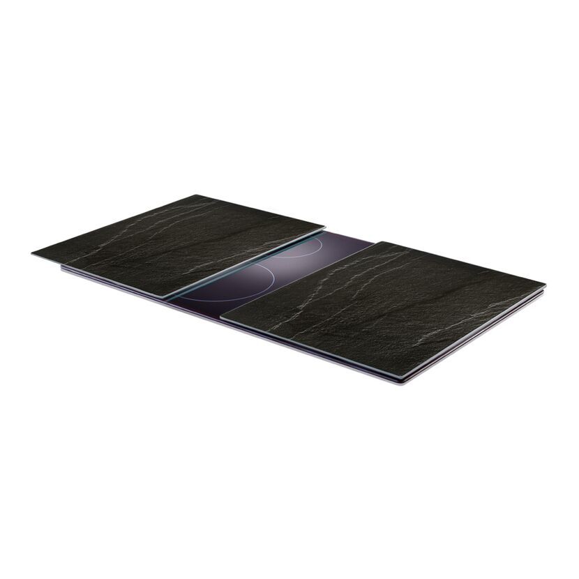 Schwarzes Ceranfeld mit Abdeckplatten