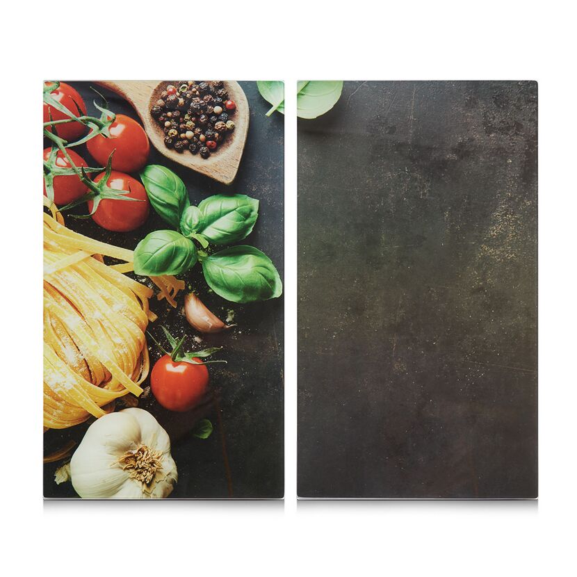 Nudeln, Tomaten und Basilikum auf Herdabdeckplatten