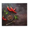 Chilischoten, Pfefferkörner und Lorbeerblätter
